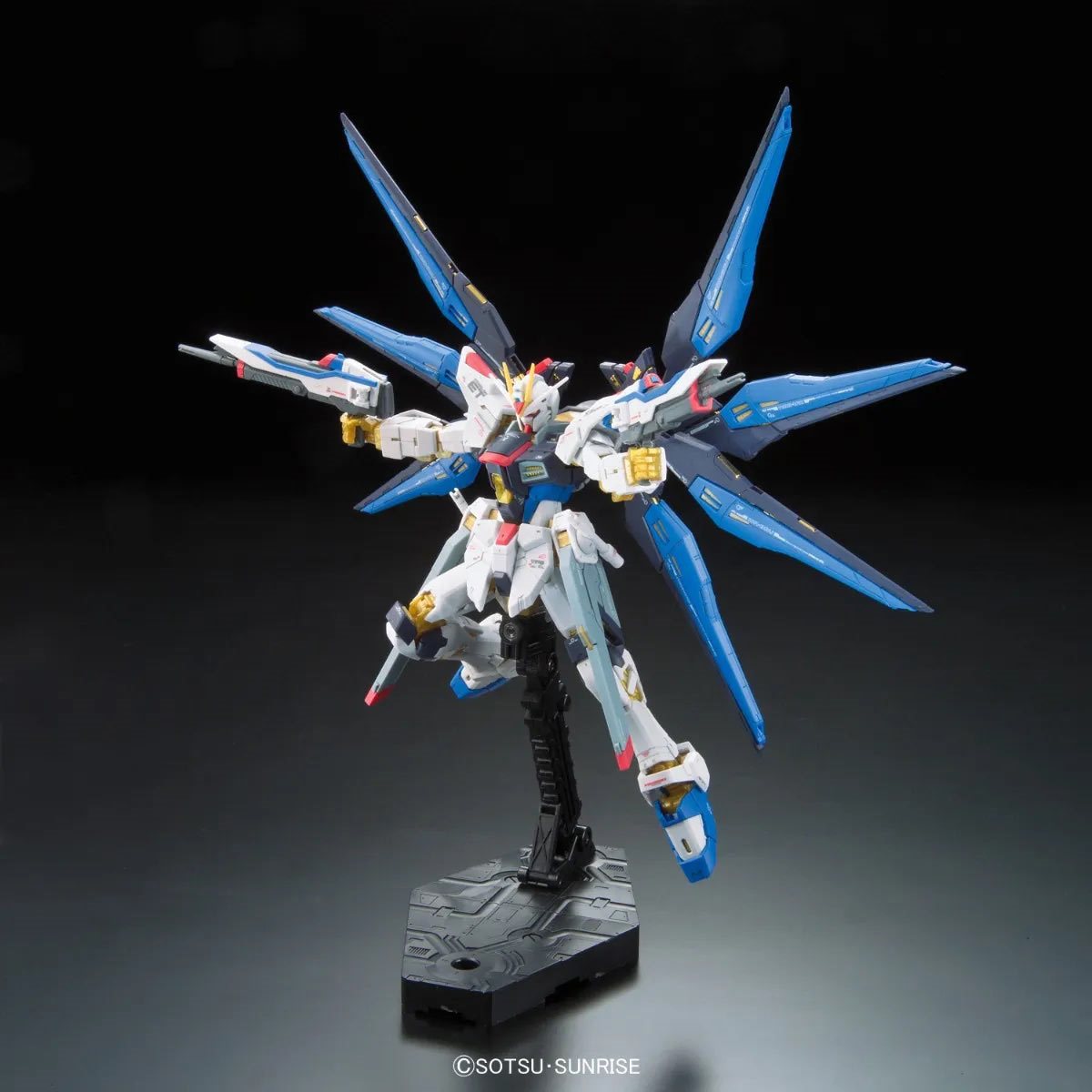 Bandai Hobby Gunpla Real Grade Model Kit: Mobile Suit Gundam SEED Destiny - Strike Freedom Escala 1/144