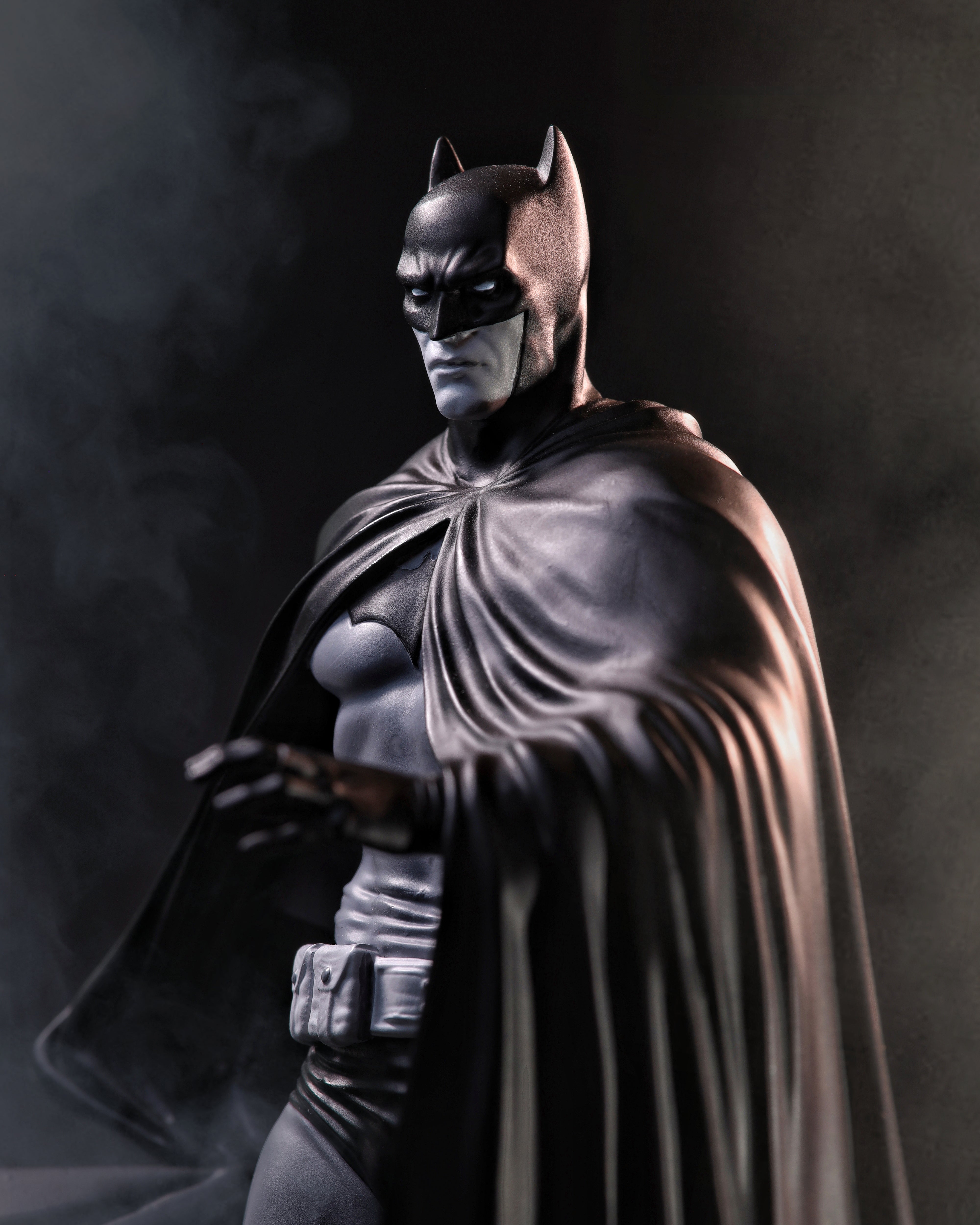 DC Direct: DC Comics Black And White - Batman De Lee Weeks Estatua De Resina Escala 1/10