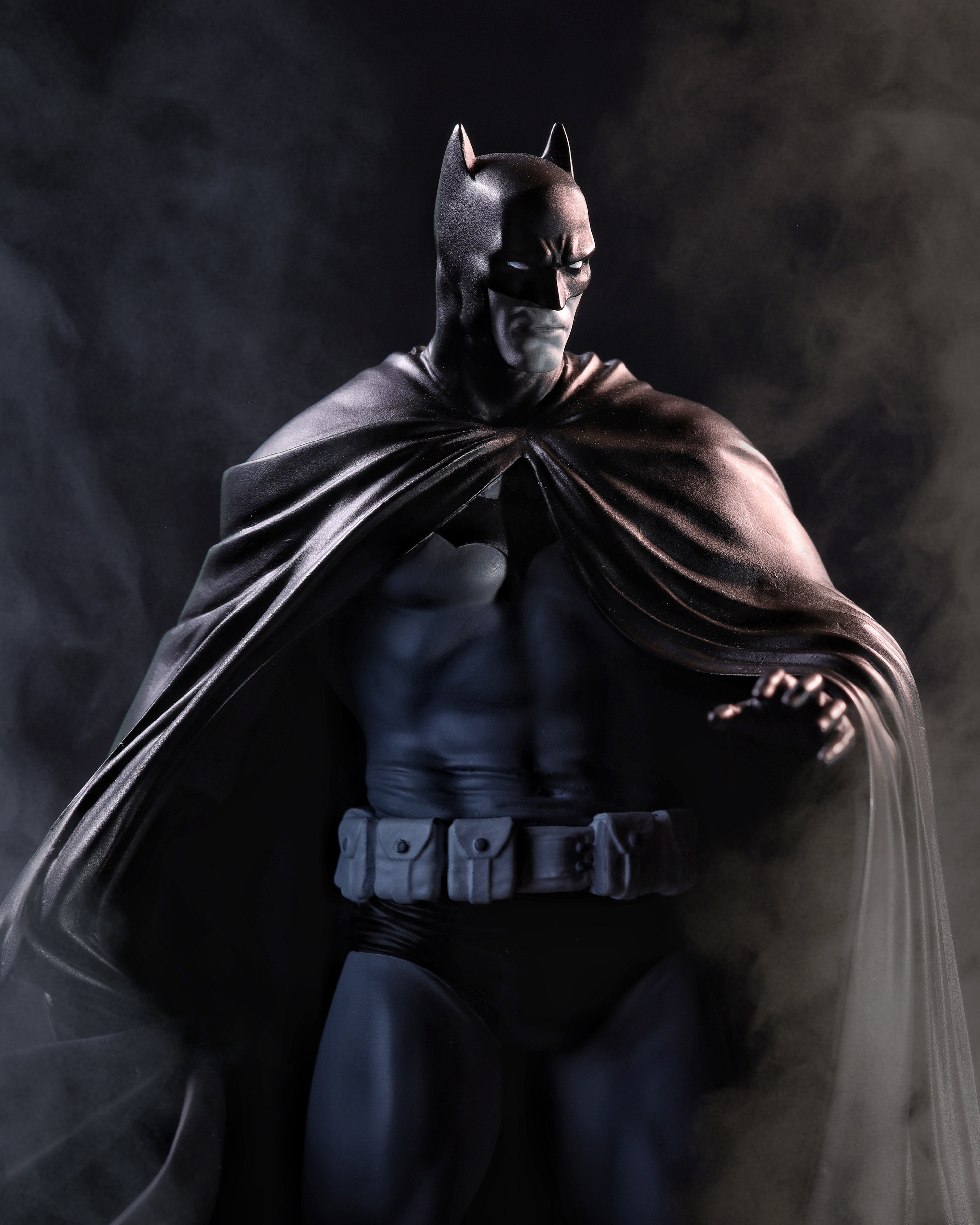 DC Direct: DC Comics Black And White - Batman De Lee Weeks Estatua De Resina Escala 1/10