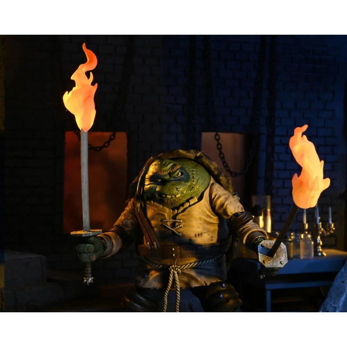 Neca Figura de Accion Ultimate: Universal Monsters x TMNT - Leonardo como Igor 7 Pulgadas