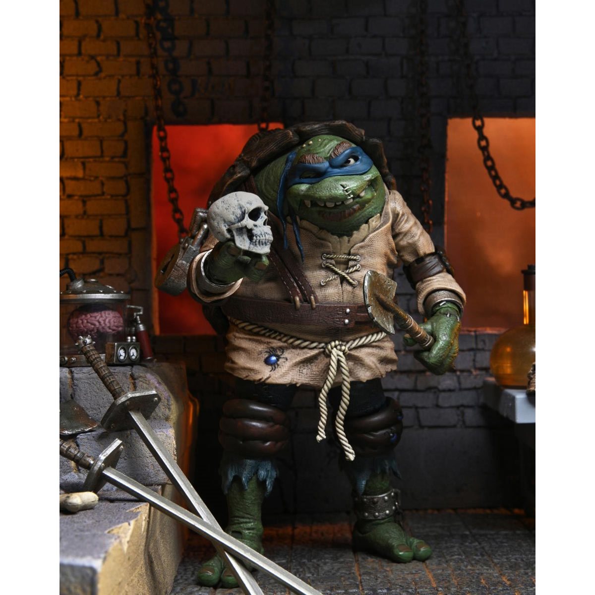 Neca Figura de Accion Ultimate: Universal Monsters x TMNT - Leonardo como Igor 7 Pulgadas