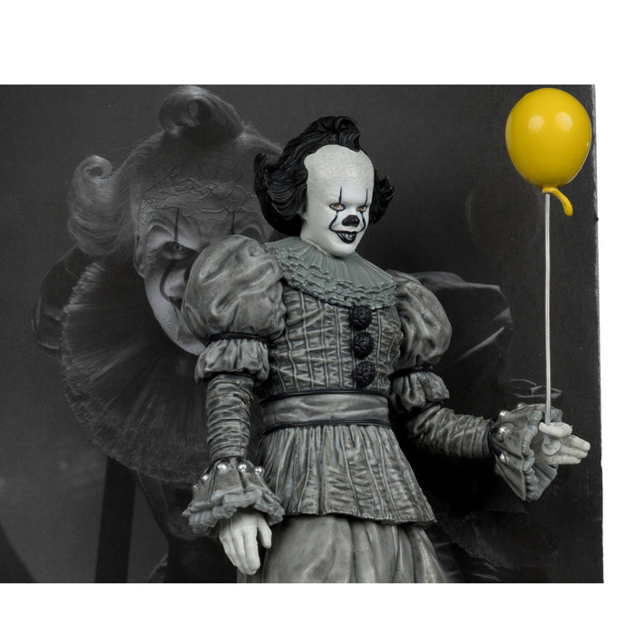 Mcfarlane Movie Maniacs Posed: Welcome To Derry - Pennywise Blanco Y Negro 6 Pulgadas