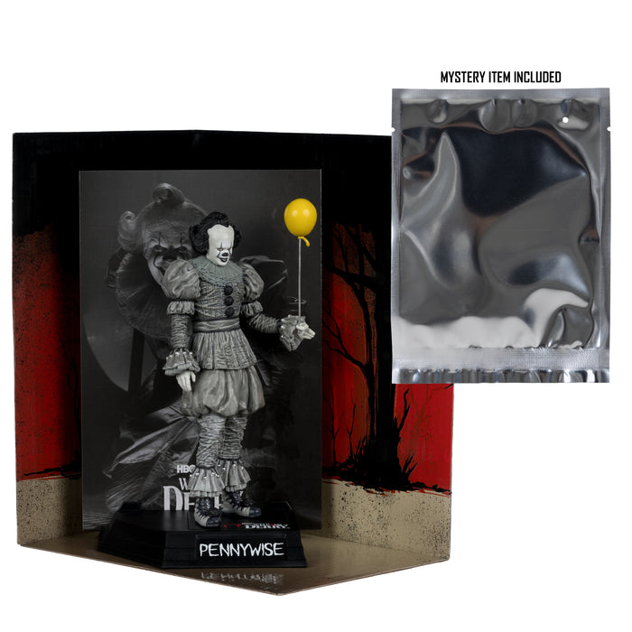 Mcfarlane Movie Maniacs Posed: Welcome To Derry - Pennywise Blanco Y Negro 6 Pulgadas