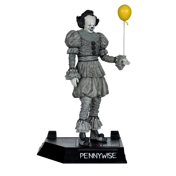 Mcfarlane Movie Maniacs Posed: Welcome To Derry - Pennywise Blanco Y Negro 6 Pulgadas