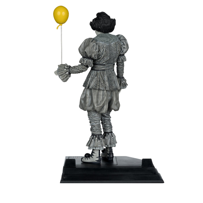 Mcfarlane Movie Maniacs Posed: Welcome To Derry - Pennywise Blanco Y Negro 6 Pulgadas