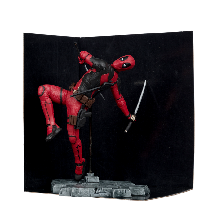Mcfarlane Marvel Studios Collection: Deadpool y Wolverine - Deadpool Gold Label Escala 1/10