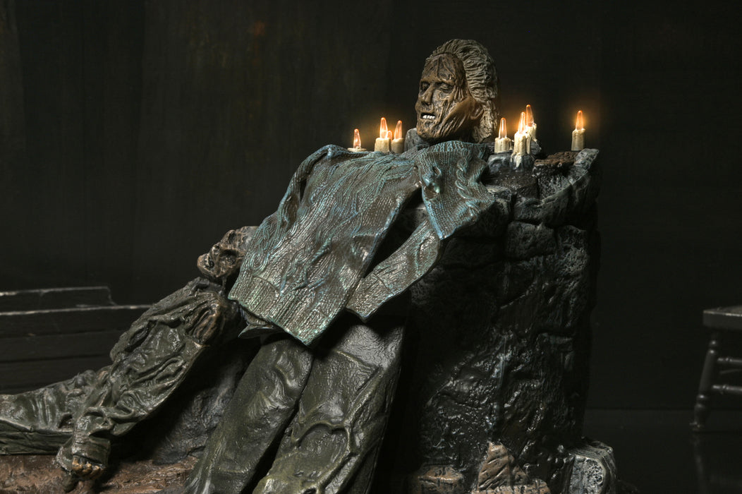 NECA Diorama: Viernes 13 The Game - Pamela Shrine