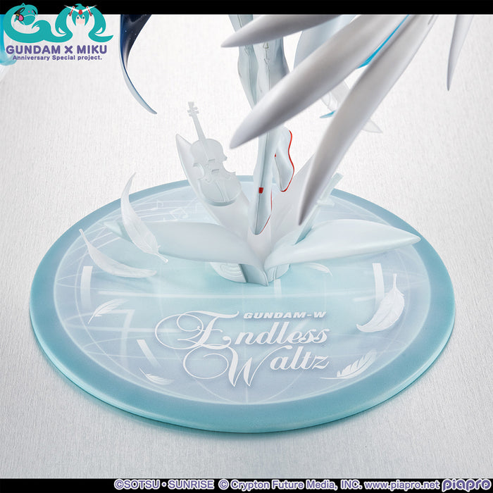 Megahouse Lucrea: Mobile Suit Gundam 45 Aniversario X Hatsune Miku - Hatsune Miku Wing Gundam Zero Ew