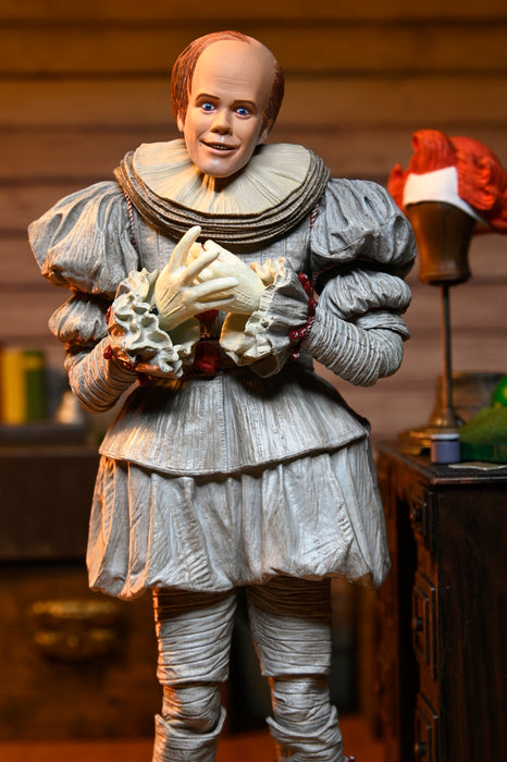 NECA Figura de Accion Ultimate: Welcome to Derry - Bob Gray como Pennywise 7 Pulgadas