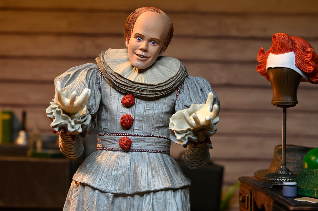 NECA Figura de Accion Ultimate: Welcome to Derry - Bob Gray como Pennywise 7 Pulgadas