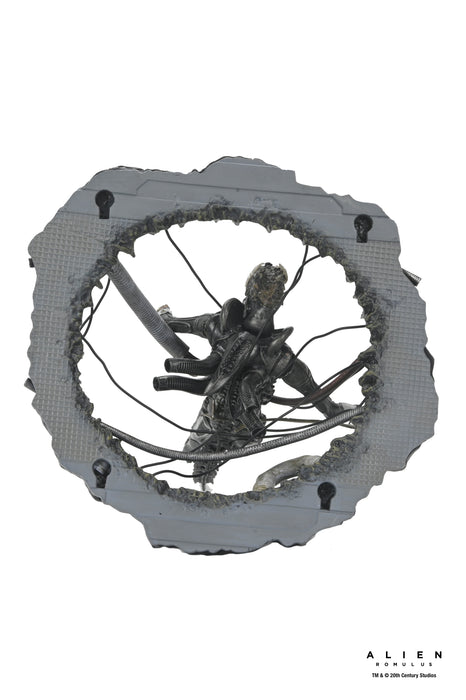 NECA Figura de Accion: Alien Romulus - Xenomorfo XX121 de laboratorio suspendido Deluxe 7 Pulgadas