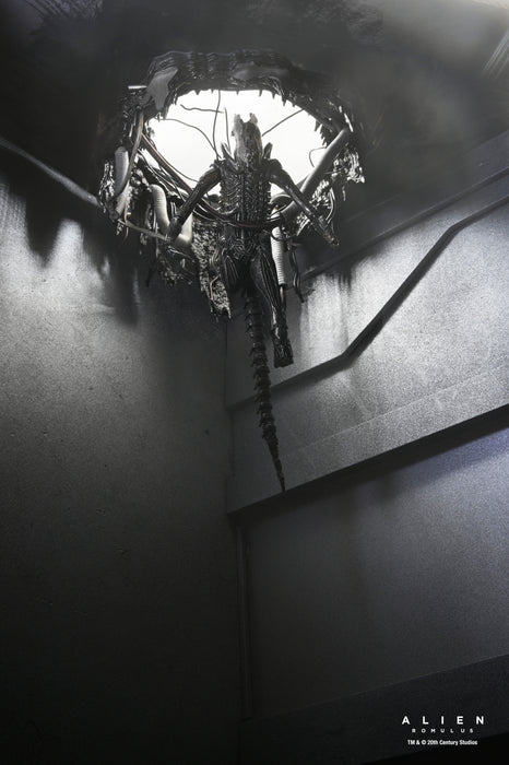 NECA Figura de Accion: Alien Romulus - Xenomorfo XX121 de laboratorio suspendido Deluxe 7 Pulgadas
