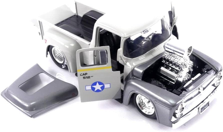 Jada Toys Diecast Mini Car With Figure: Street Fighter - Guile Y 1956 Ford F-100 Escala 1/24