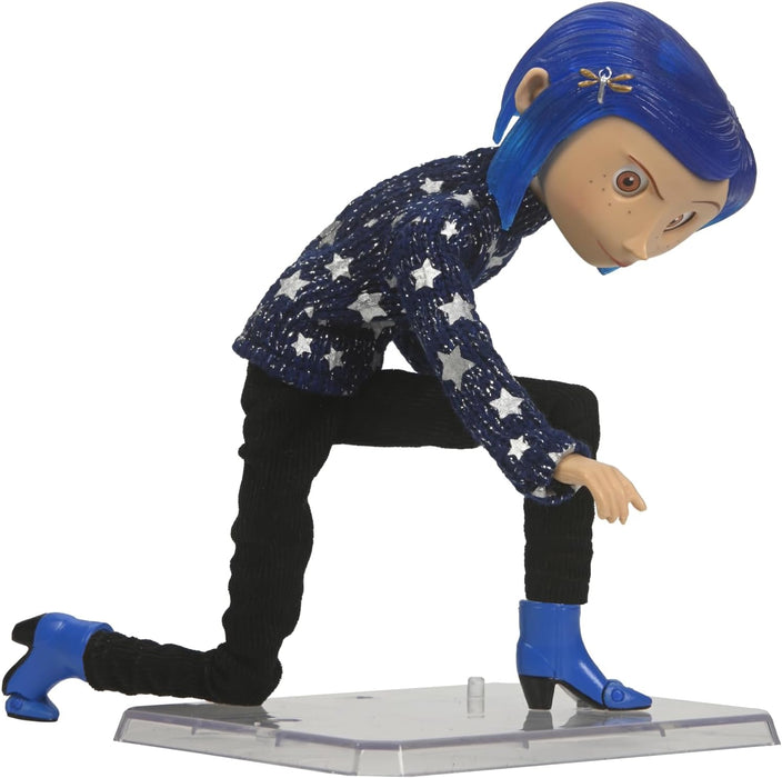 NECA Figura Articulada: Coraline - Coraline con sueter de estrellas 6 Pulgadas