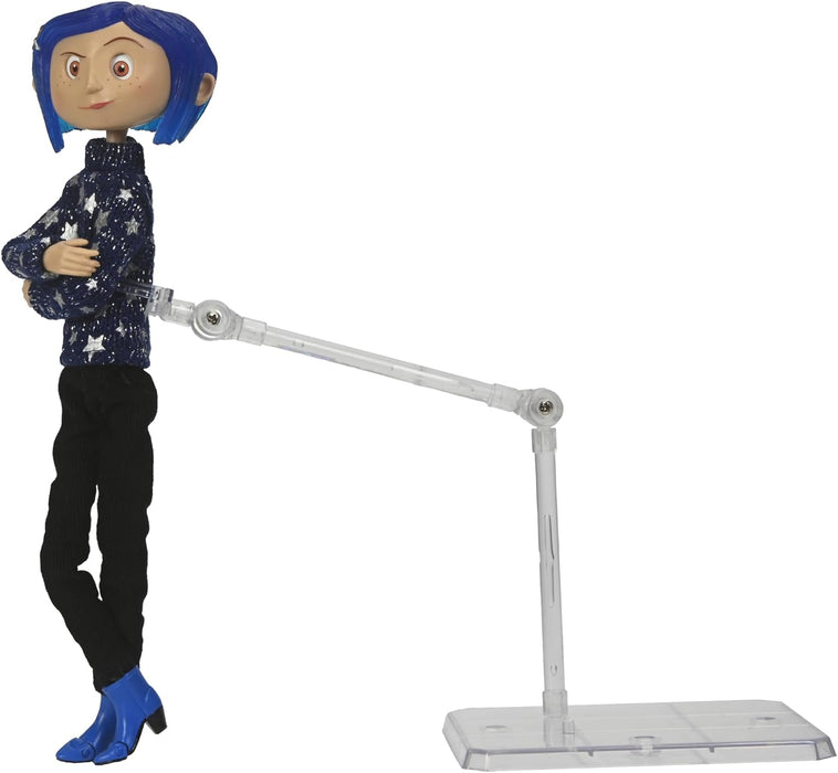 NECA Figura Articulada: Coraline - Coraline con sueter de estrellas 6 Pulgadas
