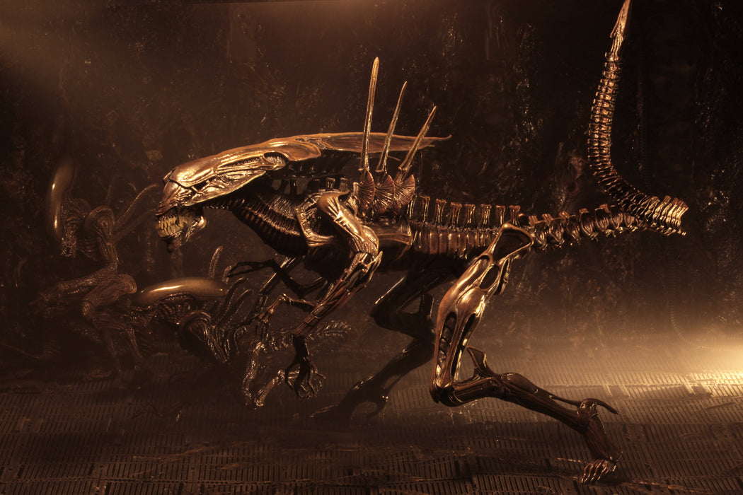 NECA Ultra Deluxe Boxed Figure: Alien 40 Aniversario - Alien Queen Resurrection Deluxe