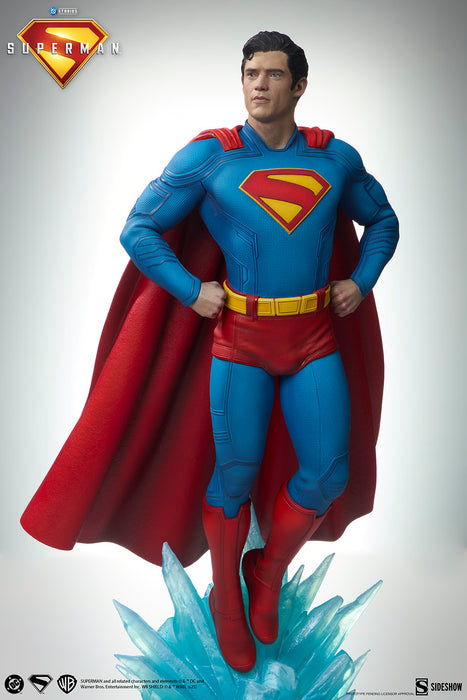 Sideshow Premium Format: DC Superman 2025 - Superman 24 Pulgadas