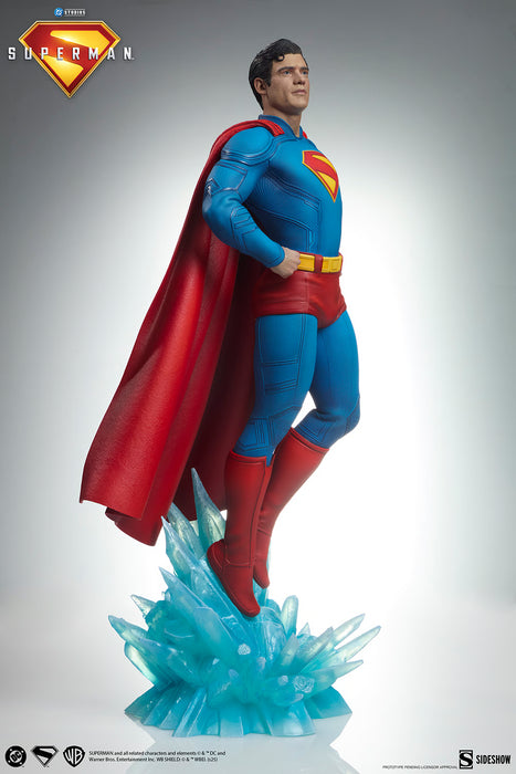 Sideshow Premium Format: DC Superman 2025 - Superman 24 Pulgadas
