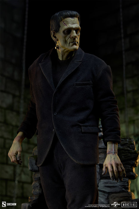 Sideshow Premium Format: Universal Monsters - Frankenstein Mixed Media 22 Pulgadas