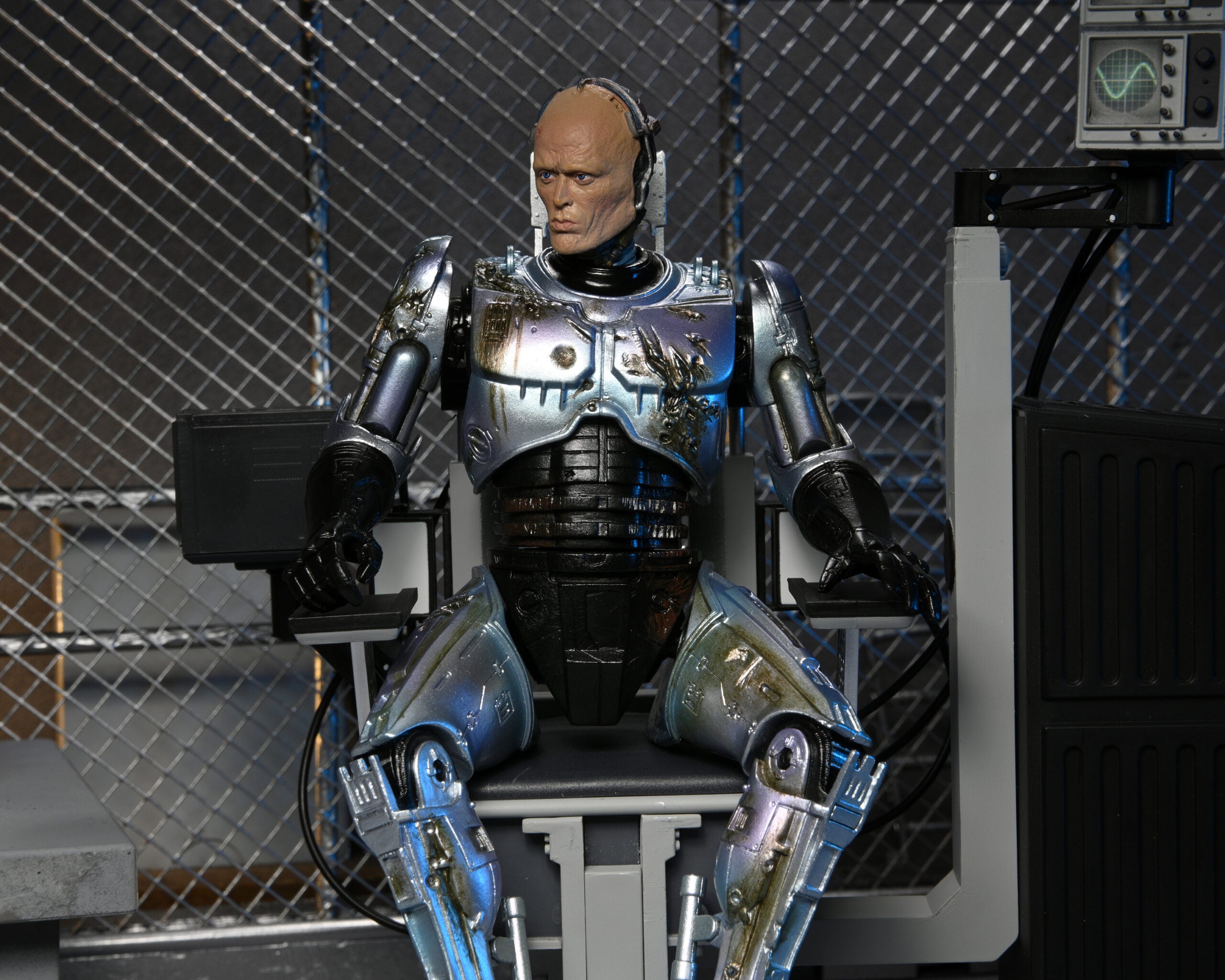 Neca Figura de Accion Ultimate: Robocop - Robocop Dañado en Batalla con Silla 7 Pulgadas
