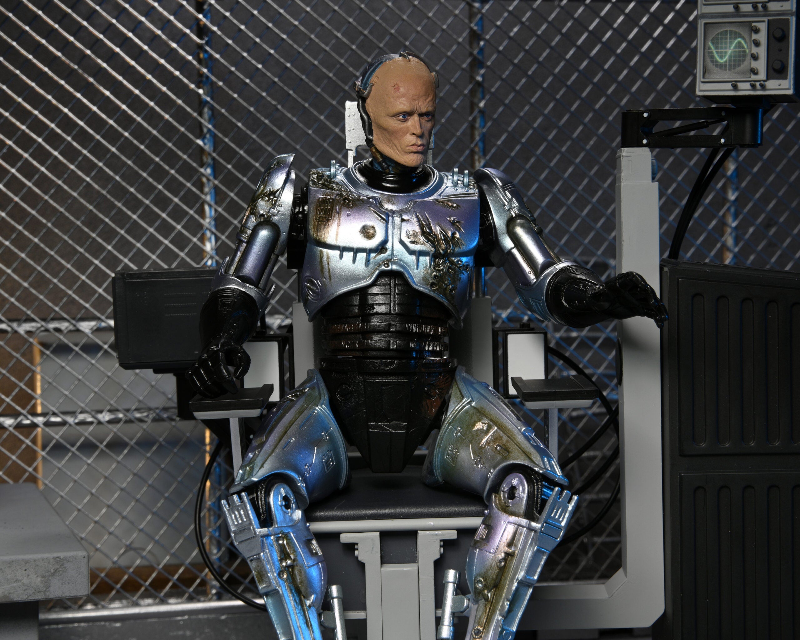 Neca Figura de Accion Ultimate: Robocop - Robocop Dañado en Batalla con Silla 7 Pulgadas