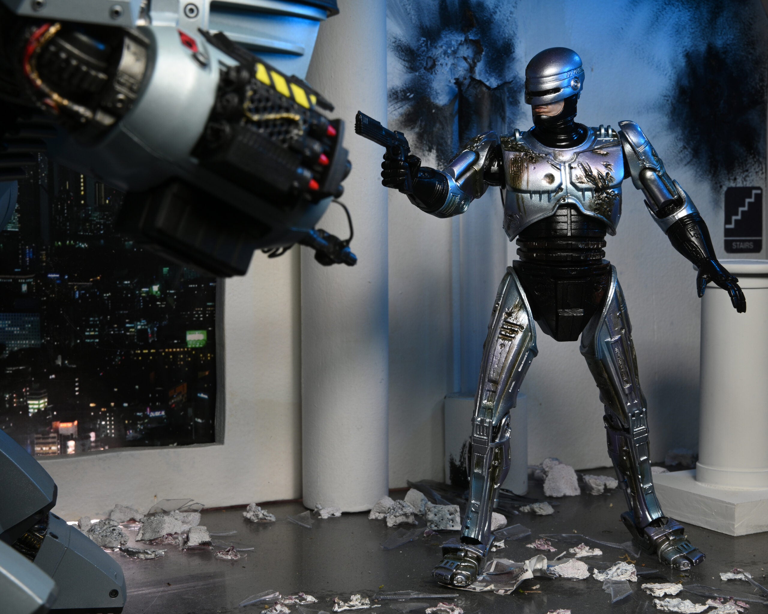 Neca Figura de Accion Ultimate: Robocop - Robocop Da√±ado en Batalla con Silla 7 Pulgadas