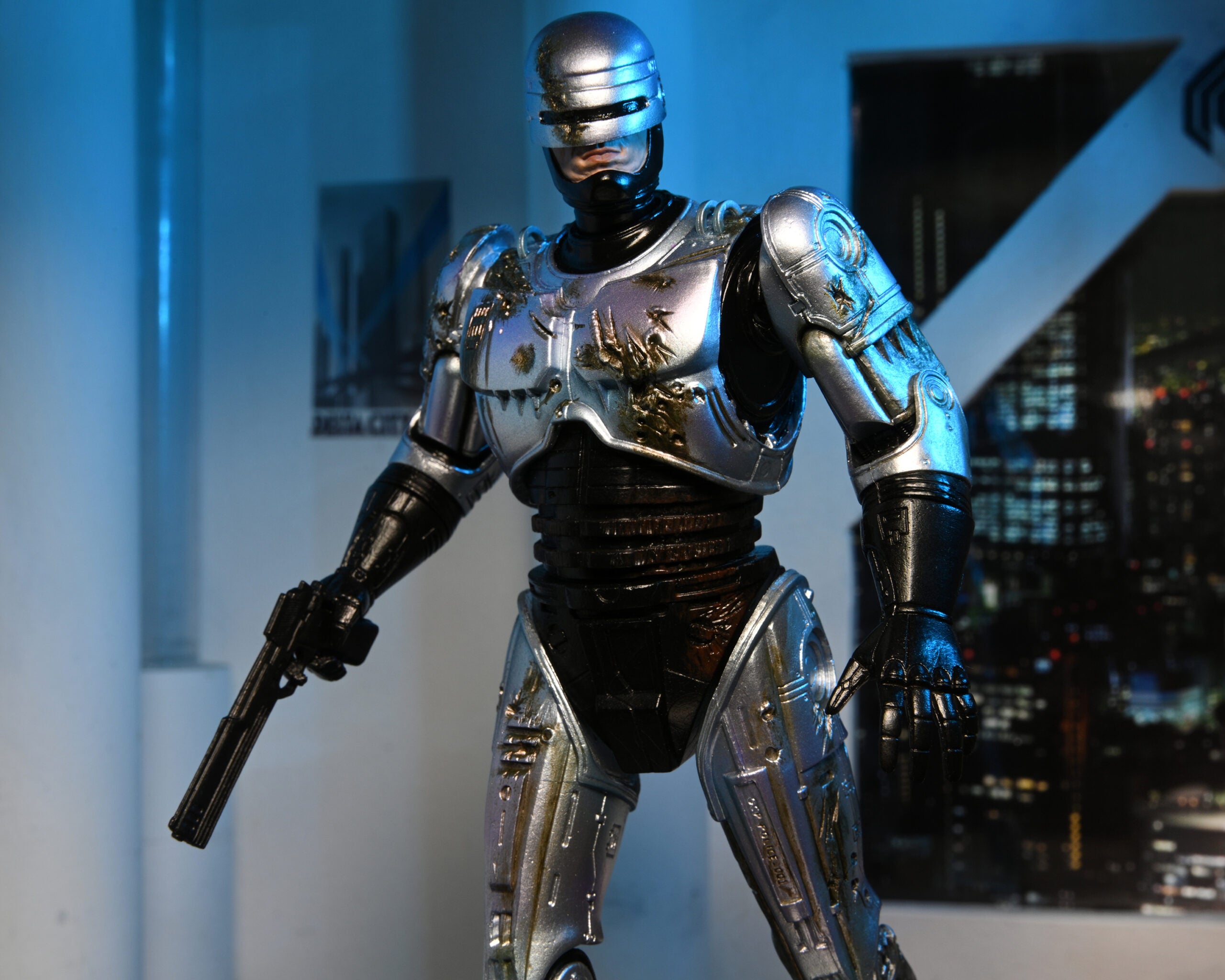 Neca Figura de Accion Ultimate: Robocop - Robocop Da√±ado en Batalla con Silla 7 Pulgadas